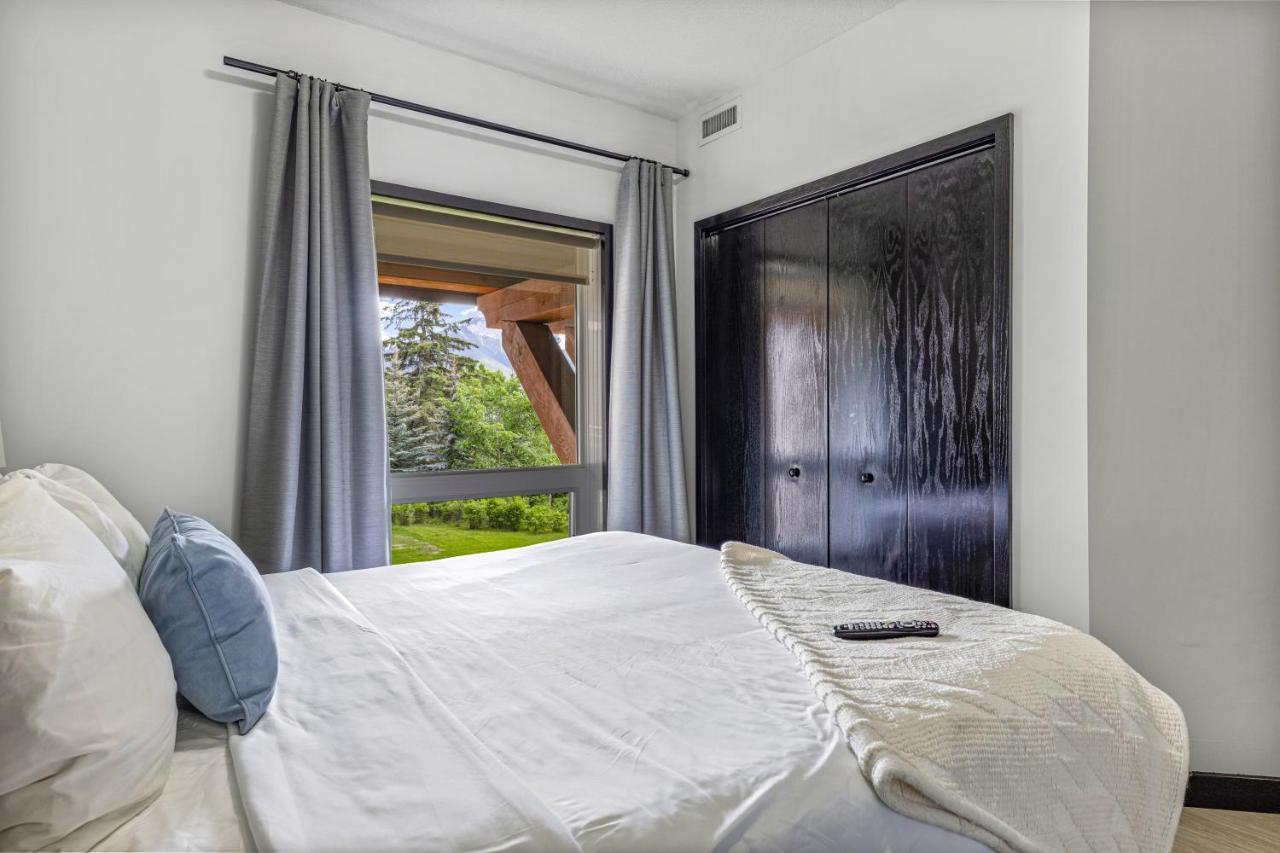 Outstanding Mountain Condo Waterslide And Hot Tub Managed By Little Sister Getaways Canmore Eksteriør billede