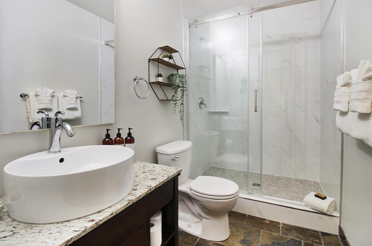 Outstanding Mountain Condo Waterslide And Hot Tub Managed By Little Sister Getaways Canmore Værelse billede