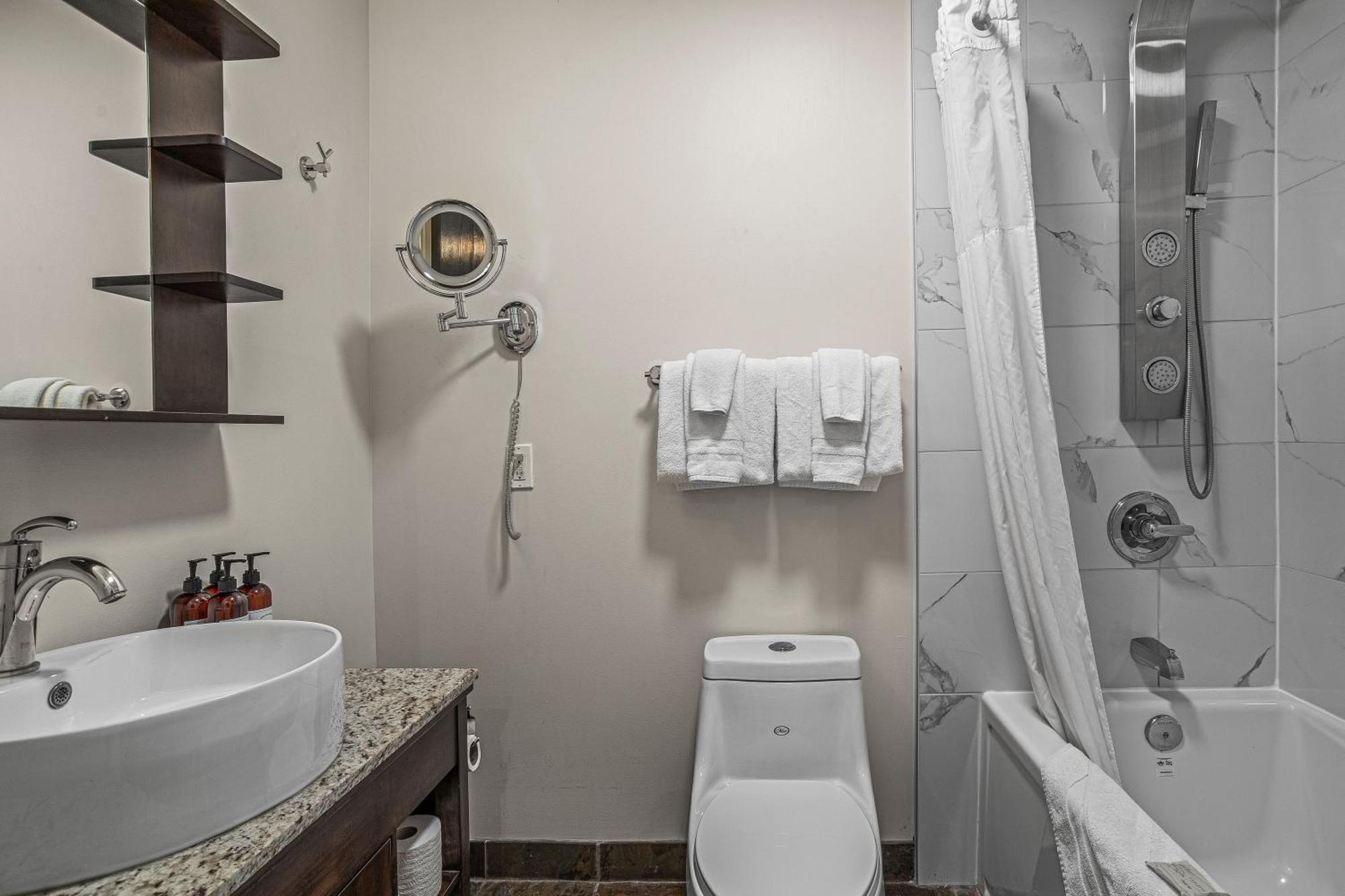 Outstanding Mountain Condo Waterslide And Hot Tub Managed By Little Sister Getaways Canmore Eksteriør billede