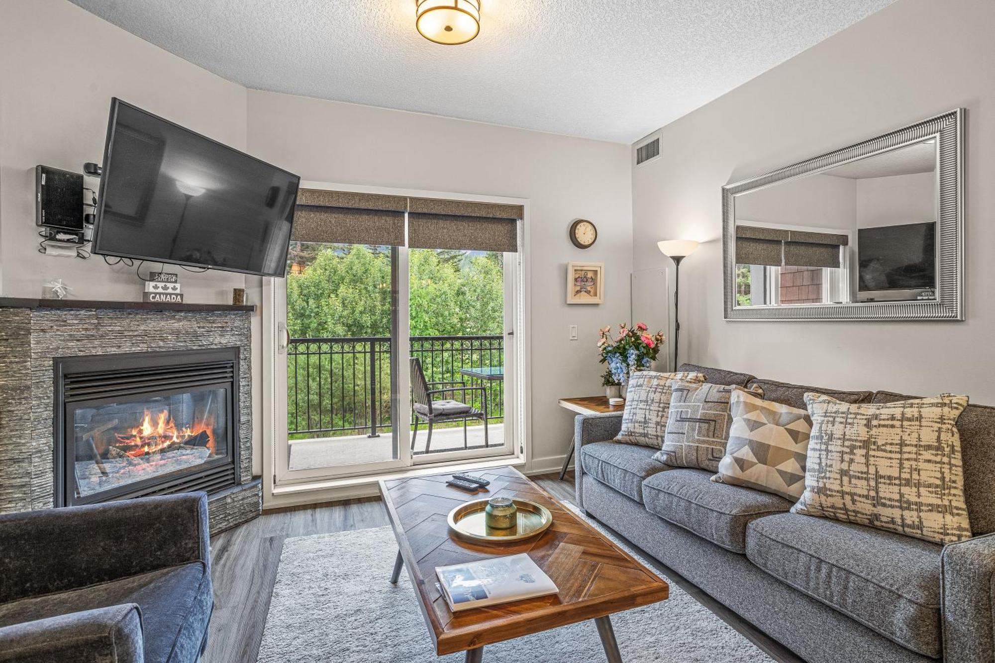 Outstanding Mountain Condo Waterslide And Hot Tub Managed By Little Sister Getaways Canmore Eksteriør billede