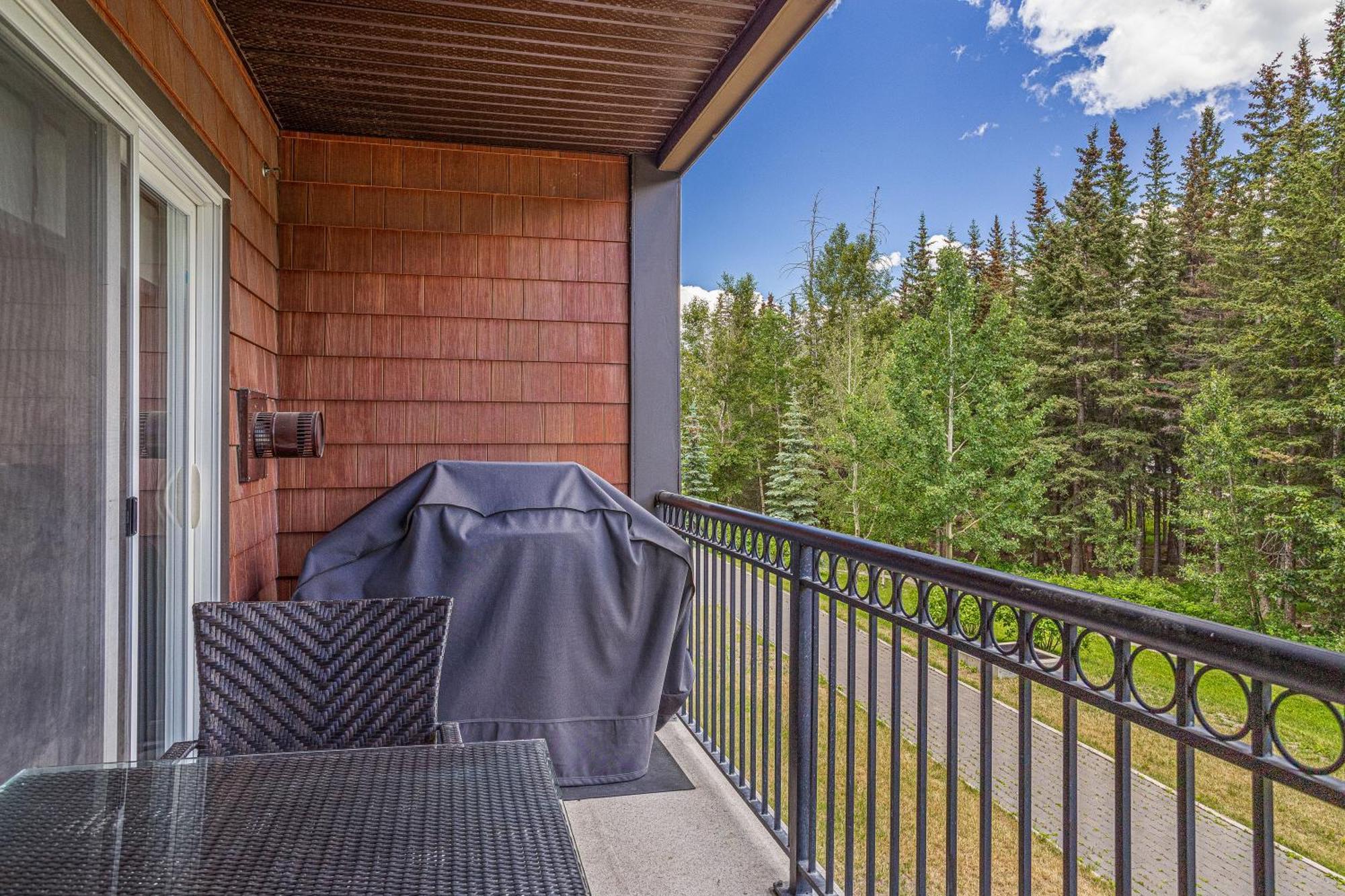 Outstanding Mountain Condo Waterslide And Hot Tub Managed By Little Sister Getaways Canmore Eksteriør billede