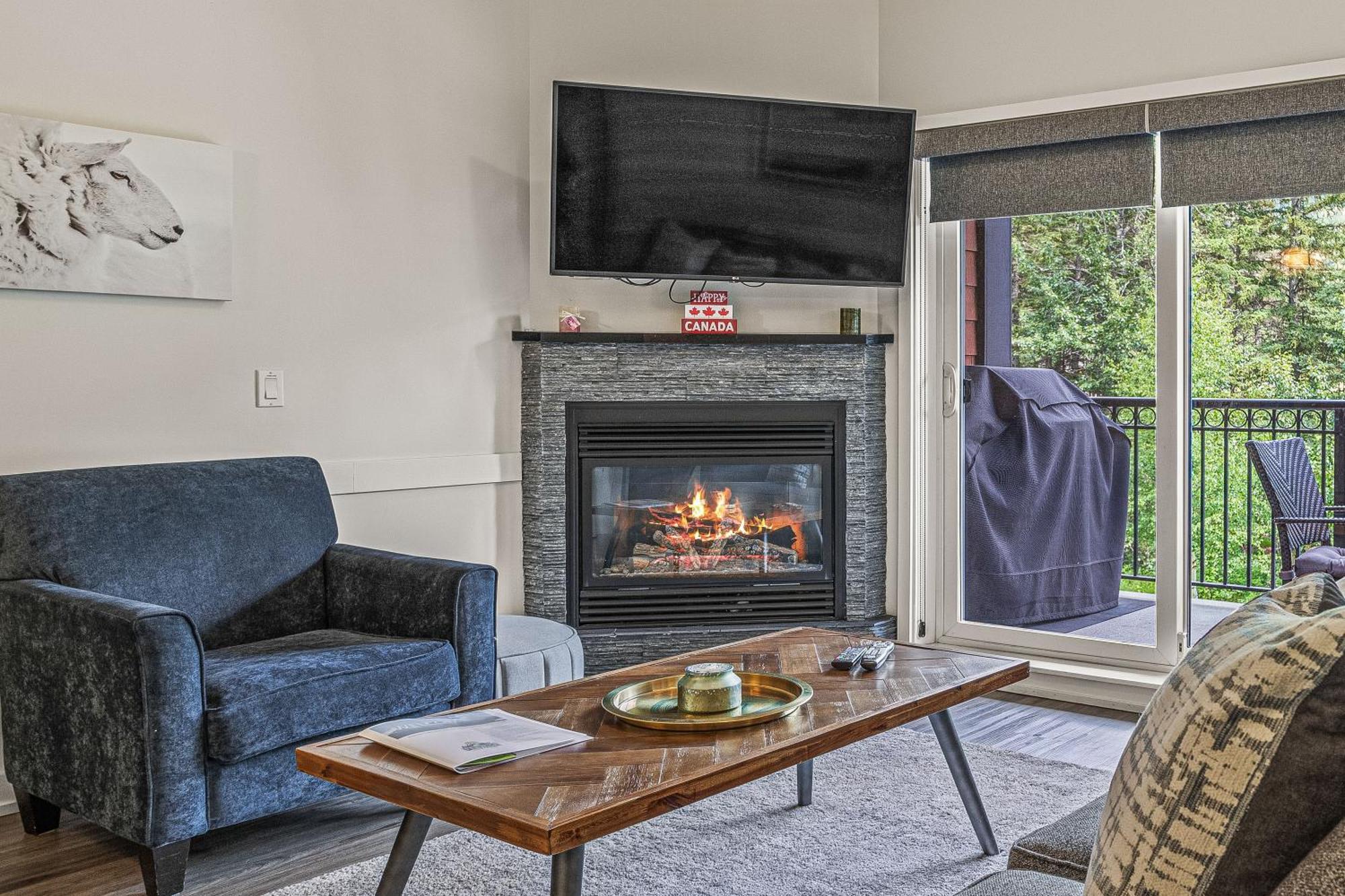 Outstanding Mountain Condo Waterslide And Hot Tub Managed By Little Sister Getaways Canmore Eksteriør billede