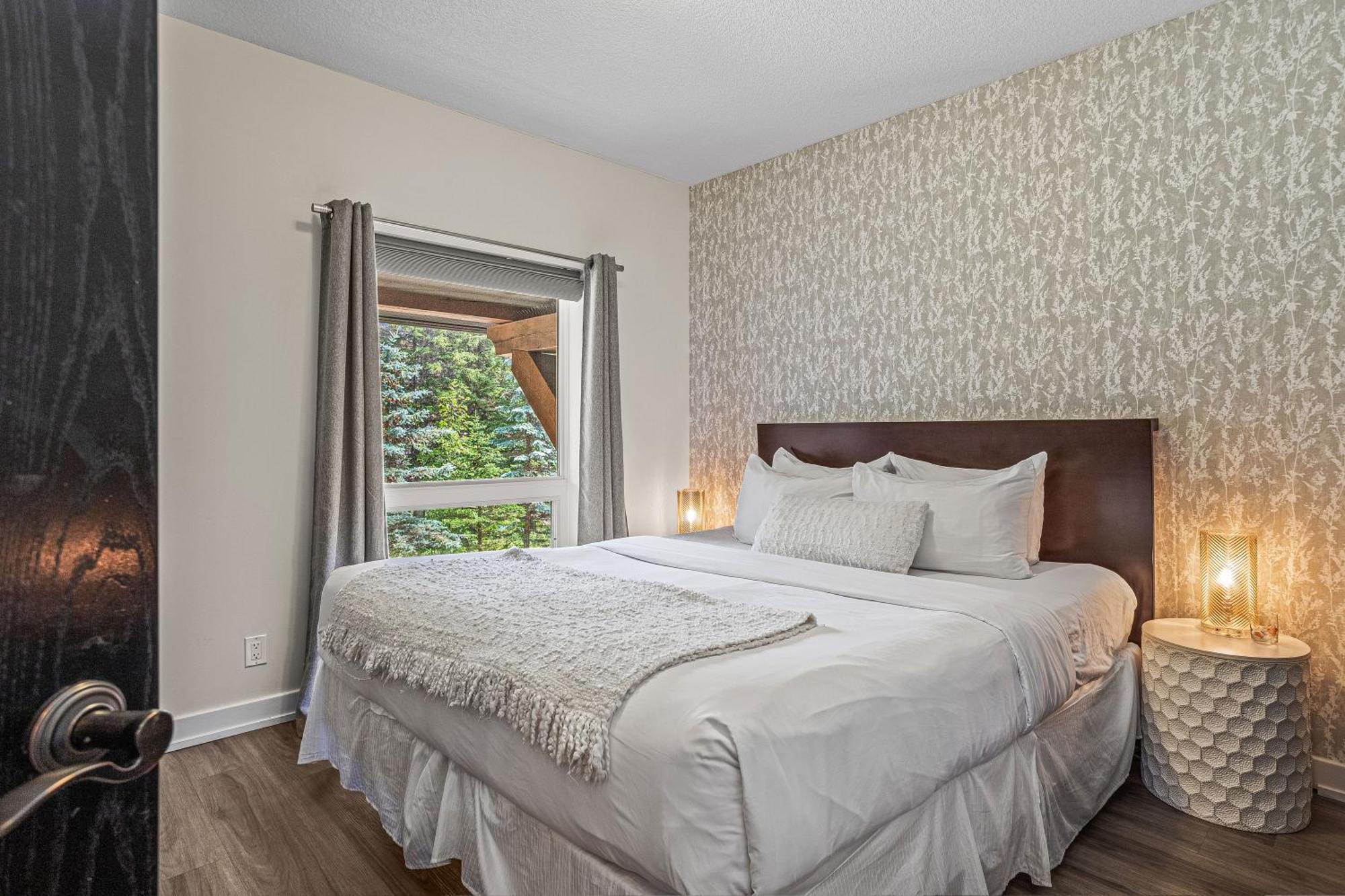 Outstanding Mountain Condo Waterslide And Hot Tub Managed By Little Sister Getaways Canmore Eksteriør billede