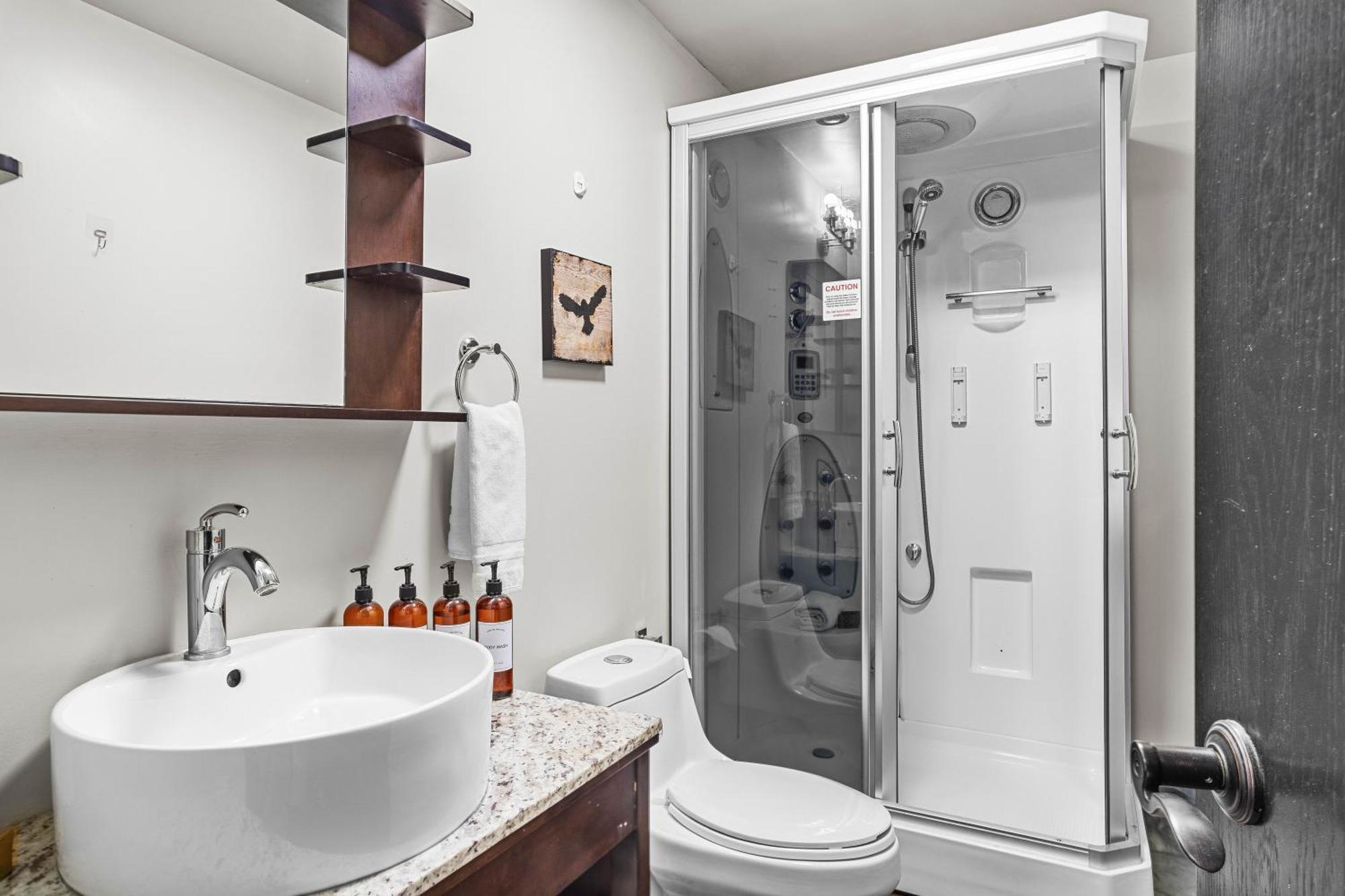 Outstanding Mountain Condo Waterslide And Hot Tub Managed By Little Sister Getaways Canmore Eksteriør billede