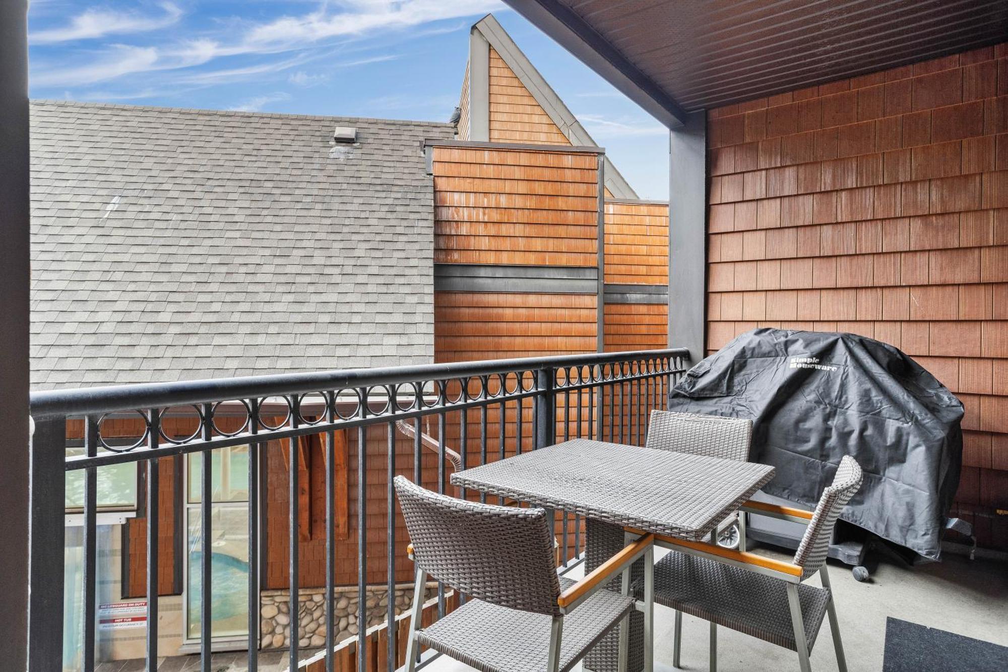 Outstanding Mountain Condo Waterslide And Hot Tub Managed By Little Sister Getaways Canmore Eksteriør billede
