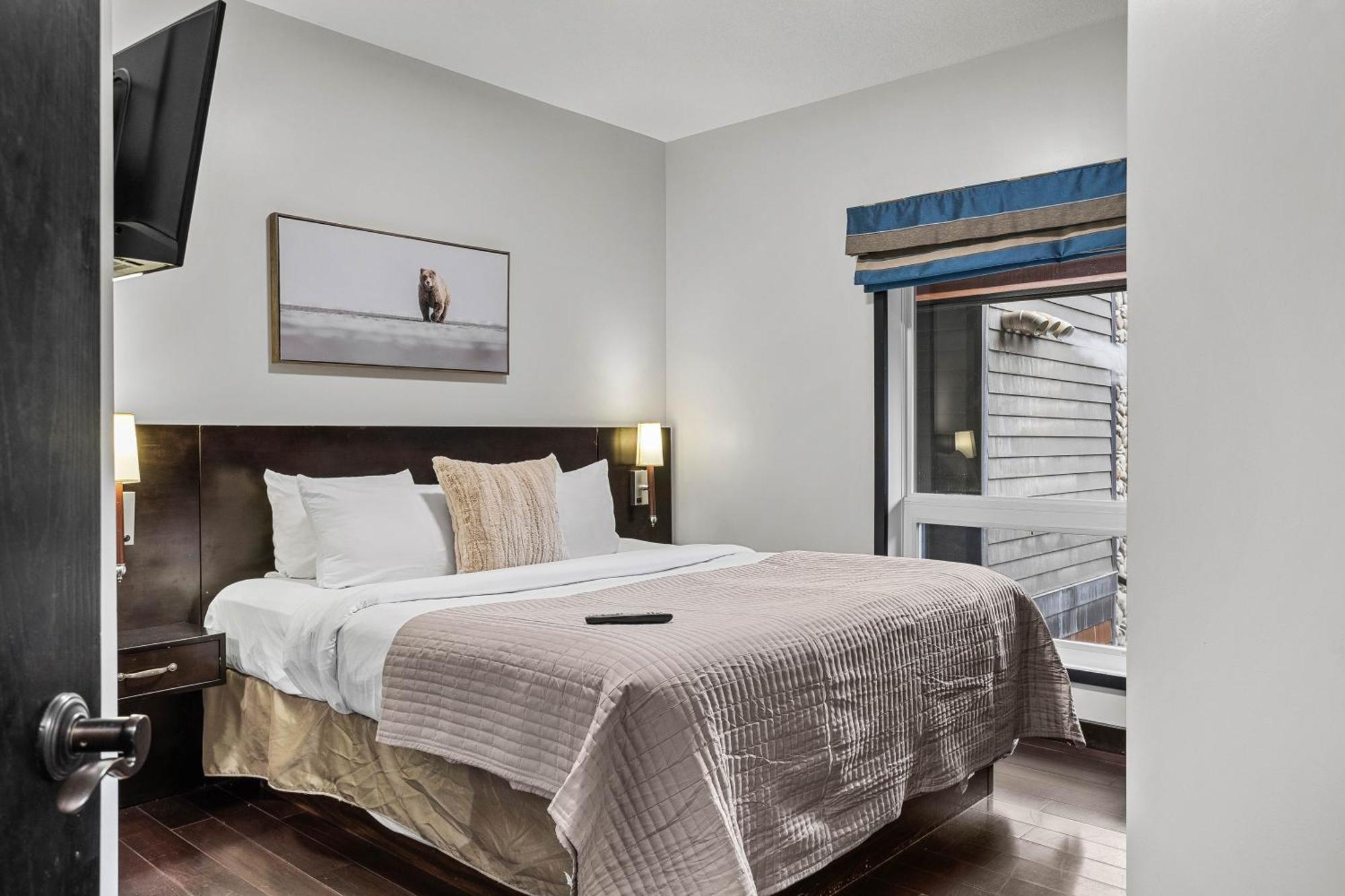 Outstanding Mountain Condo Waterslide And Hot Tub Managed By Little Sister Getaways Canmore Eksteriør billede